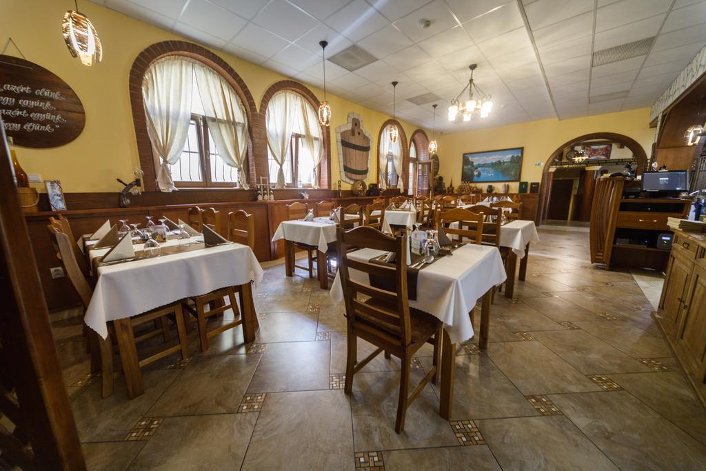 Tokaj Zlata Putna - Restaurant & Pension Vinicky エクステリア 写真